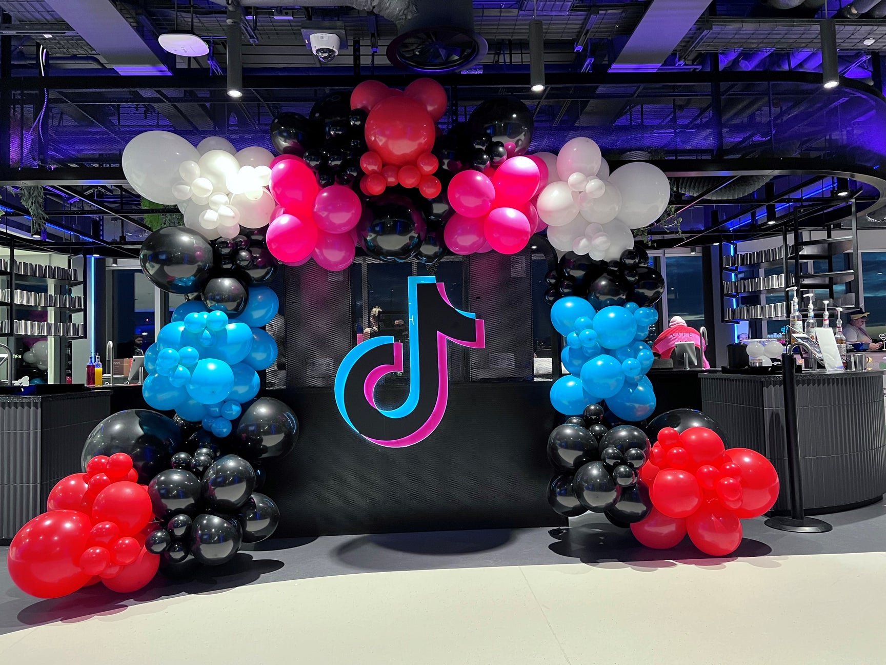 Balloon Specialist in Corporate and Private Events Puff Puff Balloons